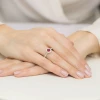 Pierścionek z białego złota okrągła oprawa Halo rubin 0,35ct i boczne brylanty Kultowa