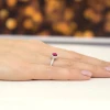Pierścionek z białego złota okrągła oprawa Halo rubin 0,35ct i boczne brylanty Kultowa