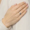 Pierścionek z białego złota okrągła oprawa Halo szafir 0,30ct i boczne brylanty Kultowa