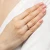 Złoty pierścionek z subtelną czerwoną cyrkonią na delikatnej obrączce, prezentowany na dłoni z paznokciami w stylu francuskiego manicure produktu W0045.Z6.ZIR.01