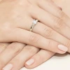 Stylowy zaręczynowy pierścionek z białego złota z diamentem laboratoryjnym 0,25ct Lab Diamonds W0225.B3.LDW.04 marko