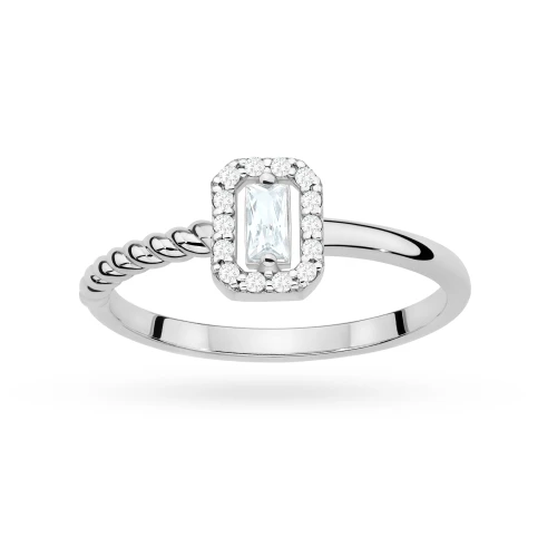 Elegancki pierścionek z białego złota z centralnie osadzonym prostokątnym diamentem otoczonym mniejszymi diamentami, prezentowany na białym tle produktu W0707.B3.DIW.01