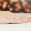 Klasyczny pierścionek z białego złota z brylantem o masie 0,08ct, prezentowany na dłoni produktu W0221.B3.DIW.01