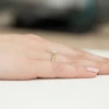 Złoty pierścionek z diamentem na dłoni kobiety produktu W0240.Z3.DIW.01