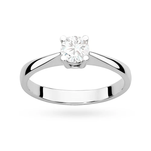 Elegancki pierścionek zaręczynowy z białego złota z centralnie osadzonym okrągłym diamentem o masie 0.50ct, prezentowany na białym tle produktu W0404.B3.DIW.01