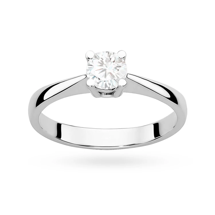 Elegancki pierścionek zaręczynowy z białego złota z centralnie osadzonym okrągłym diamentem o masie 0.50ct, prezentowany na białym tle produktu W0404.B3.DIW.01