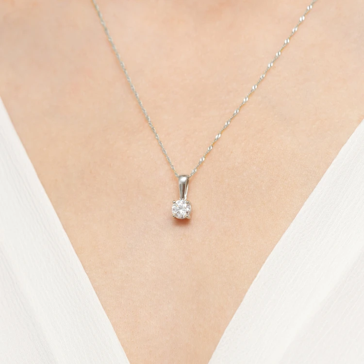 Zawieszka z białego złota z pojedynczym diamentem 0,70ct Z0576.B3.DIW.04 marko