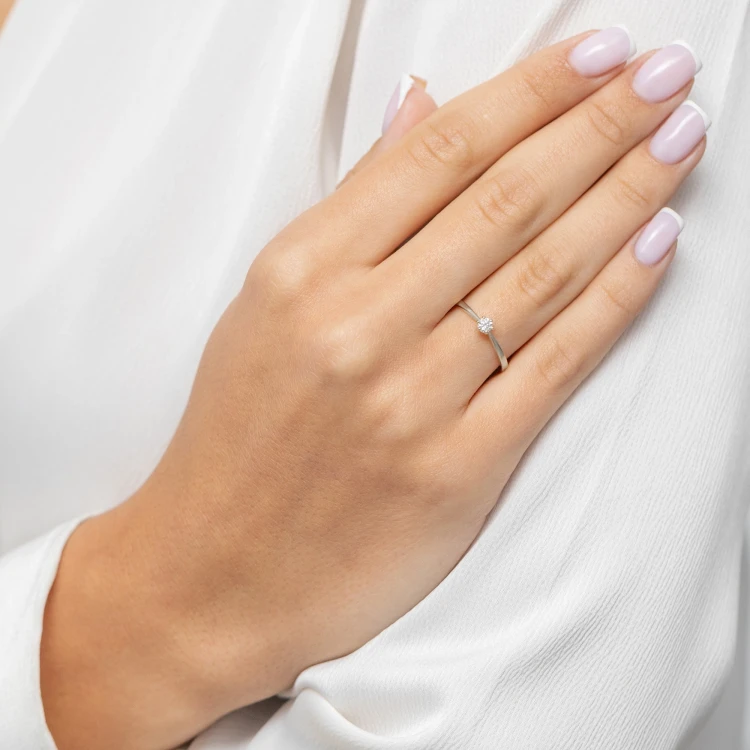 Minimalistyczny pierścionek z białego złota z diamentem laboratoryjnym 0,10ct Lab Diamonds W0579.B3.LDW.01 marko