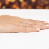 Szeroka, żółtozłota obrączka z delikatnymi kuleczkami i rzędem diamentów, prezentowana na dłoni produktu W0621.Z3.DIW.01