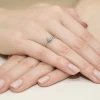 Pierścionek z diamentami laboratoryjnymi białe złoto Lab Diamonds wielokamieniowy kwiatek W0401.B3.LDW.01 marko