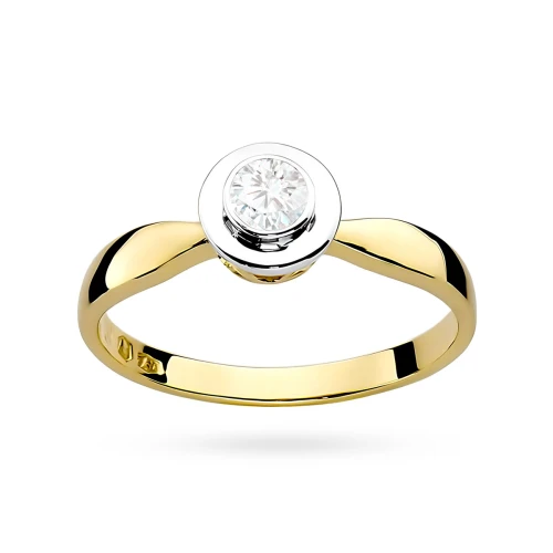Złoty pierścionek z brylantem osadzonym w białej oprawce, prezentowany na białym tle produktu W0294.Z3.DIW.04
