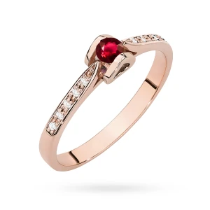 Pierścionek z różowego złota  z brylantami i rubinem 0,15ct Od Serca