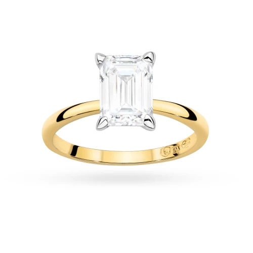 Elegancki pierścionek zaręczynowy z żółtego złota, ozdobiony centralnie osadzonym, prostokątnym diamentem laboratoryjnym o szlifie emerald, prezentowany na białym tle produktu W0691.Z3.LDW.01