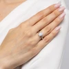 Klasyczny pierścionek z białego złota z pojedynczym prostokątnym diamentem laboratoryjnym Lab Diamonds W0691.B3.LDW.01 marko