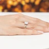 Klasyczny pierścionek z białego złota z pojedynczym prostokątnym diamentem laboratoryjnym Lab Diamonds W0691.B3.LDW.01 marko