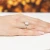 Klasyczny pierścionek z białego złota z pojedynczym prostokątnym diamentem laboratoryjnym Lab Diamonds W0691.B3.LDW.01 marko
