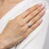 Klasyczny pierścionek z białego złota z pojedynczym owalnym diamentem laboratoryjnym Lab Diamonds W0688.B3.LDW.01 marko