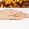 Klasyczny pierścionek z białego złota z pojedynczym owalnym diamentem laboratoryjnym Lab Diamonds W0688.B3.LDW.01 marko