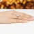 Klasyczny pierścionek z białego złota z pojedynczym owalnym diamentem laboratoryjnym Lab Diamonds W0688.B3.LDW.01 marko
