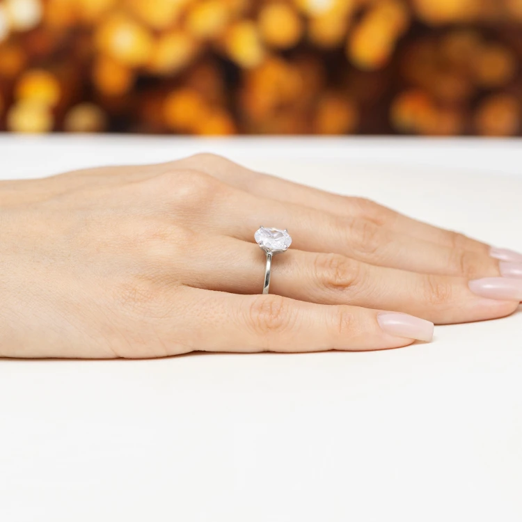 Klasyczny pierścionek z białego złota z pojedynczym owalnym diamentem laboratoryjnym Lab Diamonds W0688.B3.LDW.01 marko