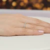 Białe złoto z diamentami laboratoryjnymi tworzące pełną blasku obrączkę, prezentowaną na dłoni produktu W0532.Z3.LDW.01