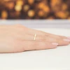 Złoty pierścionek zaręczynowy z brylantem 0.12ct, prezentowany na dłoni produktu W0506.Z3.DIW.01