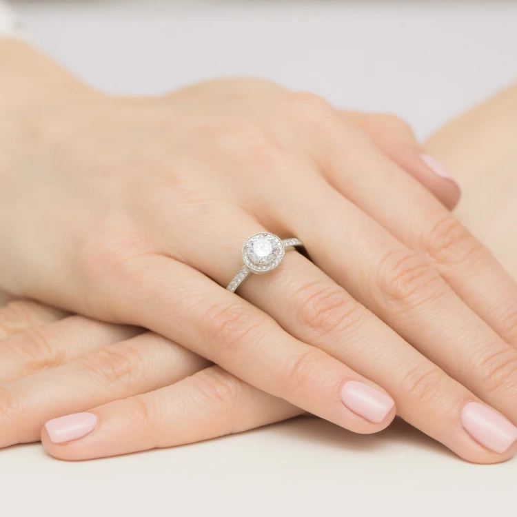 Pierścionek z białego złota Halo diament laboratoryjny 1,00ct i kamienie boczne Lab Diamonds W0508.B3.LDW.04 marko