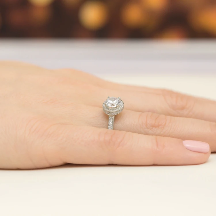 Pierścionek z białego złota Halo diament laboratoryjny 1,00ct i kamienie boczne Lab Diamonds W0508.B3.LDW.04 marko