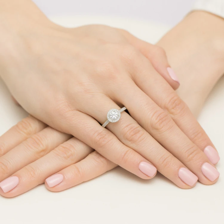 Pierścionek z białego złota Halo diament laboratoryjny 0,50ct i kamienie boczne Lab Diamonds W0508.B3.LDW.02 marko