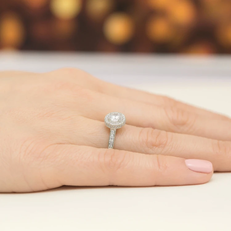 Pierścionek z białego złota Halo diament laboratoryjny 0,50ct i kamienie boczne Lab Diamonds W0508.B3.LDW.02 marko
