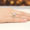 Pierścionek z białego złota Halo diament laboratoryjny 0,40ct i kamienie boczne Lab Diamonds W0508.B3.LDW.01 marko