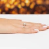 Pierścionek z białego złota oprawa halo prostokątny diament laboratoryjny Lab Diamonds LAB2025 W0575.B3.LDW.01 marko
