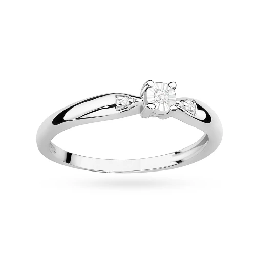 Pierścionek z białego złota z centralnie osadzonym brylantem oraz dwoma mniejszymi brylantami po bokach, prezentowany na białym tle produktu W0469.B3.DIW.01