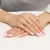 Złoty pierścionek z motywem podwójnych ogniw wysadzanych cyrkoniami, prezentowany na dłoni z delikatnym manicure, produktu P-GW-031-585