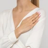Złoty pierścionek z pojedynczą, błyszczącą cyrkonią, osadzony na cienkiej obrączce, prezentowany na dłoni z delikatnym manicure produktu AP226-333-B
