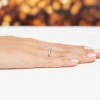 Złoty pierścionek zaręczynowy z trzema diamentami laboratoryjnymi Lab Diamonds białe złoto W0667.B3.LDW.01 marko