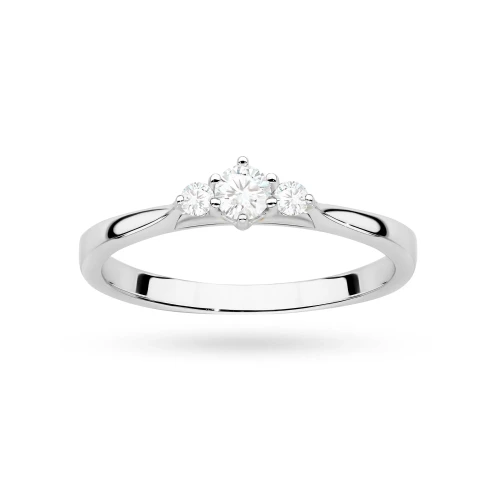 Złoty pierścionek zaręczynowy z trzema diamentami laboratoryjnymi Lab Diamonds białe złoto W0608.B3.LDW.01 marko