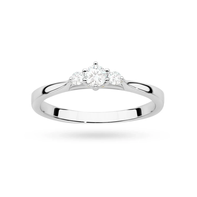 Złoty pierścionek zaręczynowy z trzema diamentami laboratoryjnymi Lab Diamonds białe złoto W0608.B3.LDW.01 marko