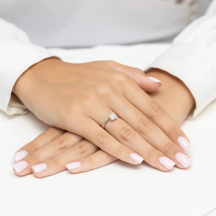 Zaręczynowy pierścionek z białego złota diament laboratoryjny Princessa w kwadratowej oprawie Lab Diamonds W0590.B3.LDW.01 marko