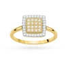 Elegancki złoty pierścionek z kwadratową oprawą pełną białych, błyszczących diamentów, prezentowany na białym tle produktu W0574.Z3.DIW.01
