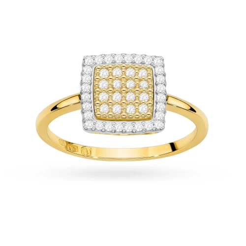 Elegancki złoty pierścionek z kwadratową oprawą pełną białych, błyszczących diamentów, prezentowany na białym tle produktu W0574.Z3.DIW.01