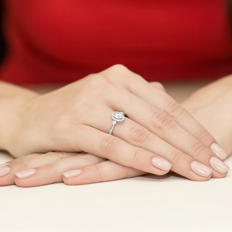 Pierścionek zaręczynowy z białego złota z owalnym diamentem Lab Diamonds i brylantami kwiatek markiza serca W0312.B3.LDW.01 marko
