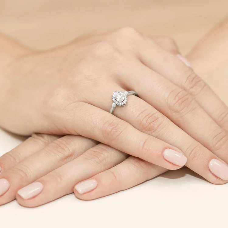 Pierścionek zaręczynowy z białego złota z owalnym diamentem Lab Diamonds i brylantami kwiatek markiza serca W0312.B3.LDW.01 marko