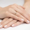Klasyczny pierścionek zaręczynowy z brylantem 0,15ct, prezentowany na dłoni produktu W0335.Z3.DIW.01