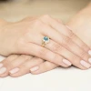 Złoty pierścionek zaręczynowy topaz Swiss 0,90ct z kolekcji Dynastia, prezentowany na dłoni produktu W0037.Z3.TOB.01
