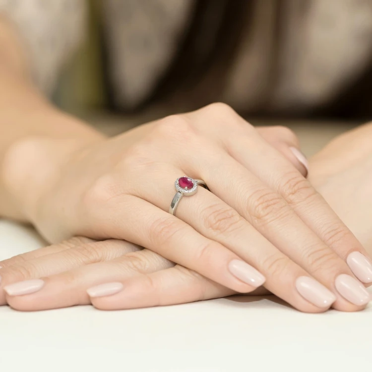 Pierścionek białe złoto z rubinem 0,60ct i brylantami Dynastia W0330.B3.RUR.01 marko