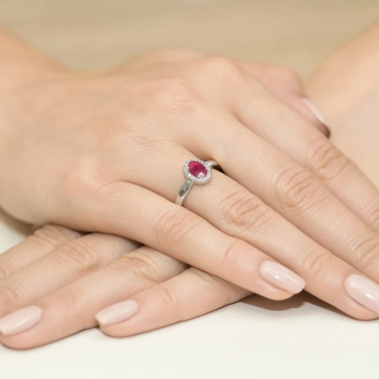 Pierścionek białe złoto z rubinem 0,60ct i brylantami Dynastia W0330.B3.RUR.01 marko