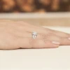 Pierścionek z białego złota z diamentami laboratoryjnymi w kwadratowej oprawie Lab Diamonds W0271.B3.LDW.01 marko