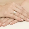 Elegancki pierścionek z żółtego złota z kwadratową oprawą ozdobioną laboratoryjnymi diamentami, prezentowany na dłoni z dopasowanym manikiurem produktu W0271.Z3.LDW.01