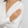 Złoty pierścionek z kwadratowym diamentem laboratoryjnym o szlifie princessa, prezentowany na dłoni modelki na jasnym tle produktu W0586.Z3.LDW.01
